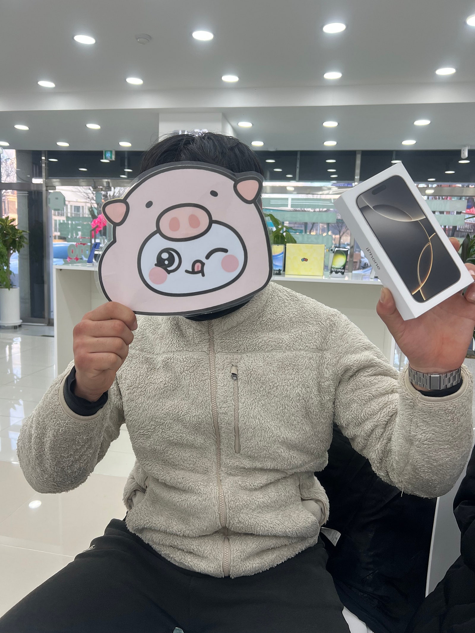 옆커폰밀양점에서 아이폰16프로 개통하고갑니다