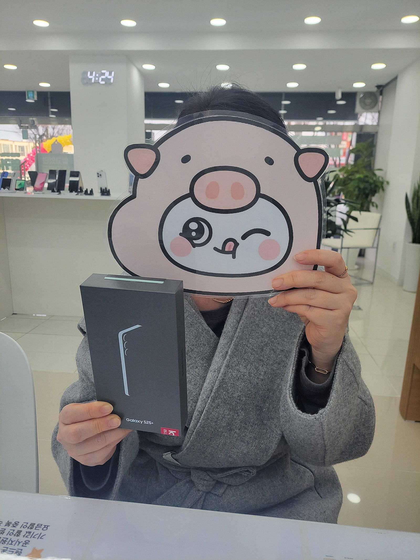 옆커폰밀양점에서 사전예약하고 짱 오늘 찿아요 울트라25 512모델 넘 이쁘요