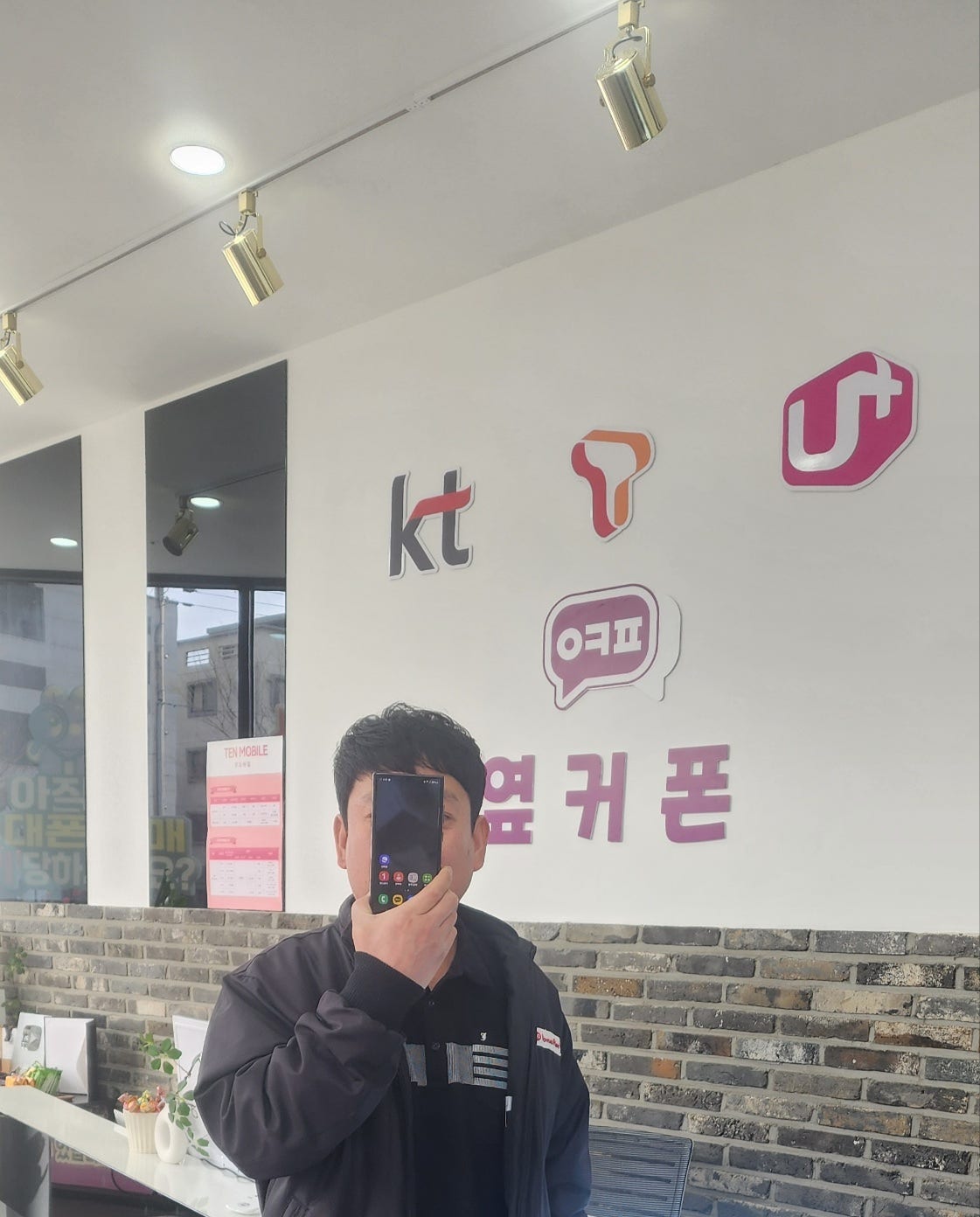 옆커폰 영암삼호점에서 싸게 샀습니다