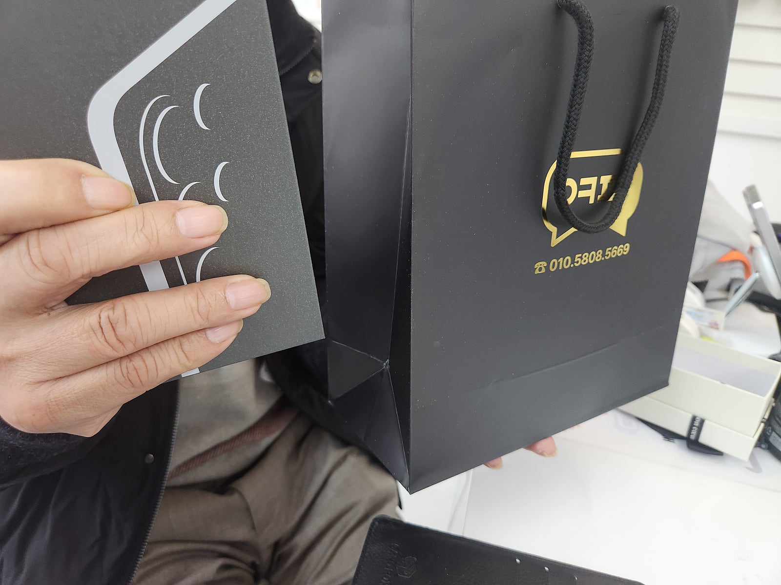 이대역점에서 아버지 폰바꿔드렸어요